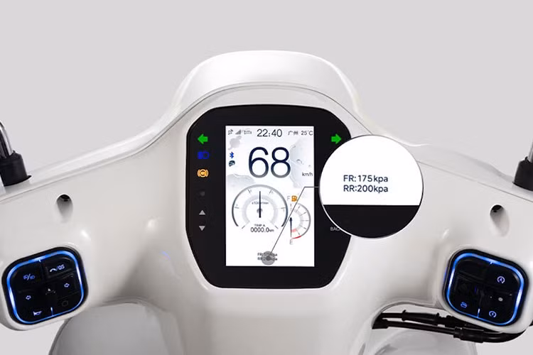 Bảng đồng hồ của xe đặt dọc màn hình màu TFT độ phân giải cao, hệ thống smartkey có thể mở khoá bằng tag NFC hoặc bluetooth qua điện thoại. Xe cũng tích hợp kết nối và điều khiển các loại action cam của DJI thông qua nút bấm trên cùm công tắc.