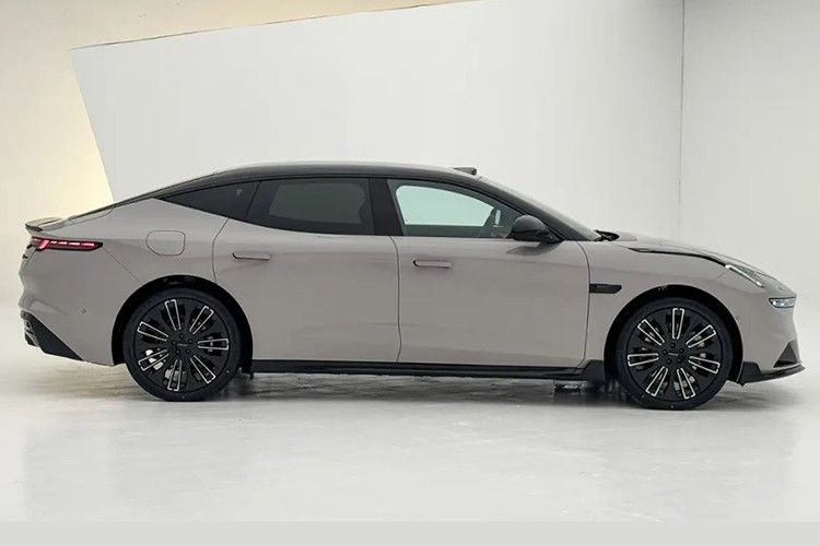 Cụm pin cao cấp hơn cung cấp phạm vi di chuyển 240 km mà không cần dùng động cơ xăng. Với bộ sạc nhanh AC, thời gian sạc từ 30% lên 80% chỉ mất 15 phút.