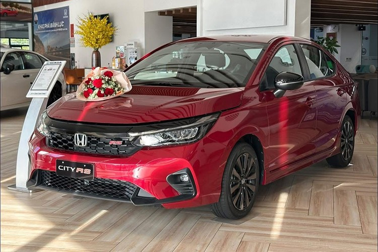 Đáng chú ý hơn là Honda City, mẫu xe hiện được Honda hỗ trợ toàn bộ lệ phí trước bạ, quy đổi thành mức giảm từ 50 đến 57 triệu đồng. Nhờ đó, giá bán thực tế chỉ còn từ 449 - 512 triệu đồng, mức rất cạnh tranh trong phân khúc.