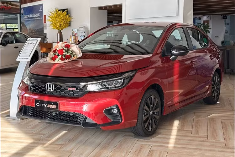 Đáng chú ý hơn là Honda City, mẫu xe hiện được Honda hỗ trợ toàn bộ lệ phí trước bạ, quy đổi thành mức giảm từ 50 đến 57 triệu đồng. Nhờ đó, giá bán thực tế chỉ còn từ 449 - 512 triệu đồng, mức rất cạnh tranh trong phân khúc.