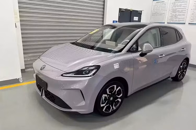 Trong tháng 6/2025, doanh số dòng ô tô điện MG4 tại thị trường Trung Quốc chỉ đạt 10 chiếc, cách biệt rất xa so với các mẫu cùng phân khúc như BYD Dolphin hay Volkswagen ID.3. Để nâng cao khả năng cạnh tranh, MG4 thế hệ hoàn toàn mới đã ra đời.