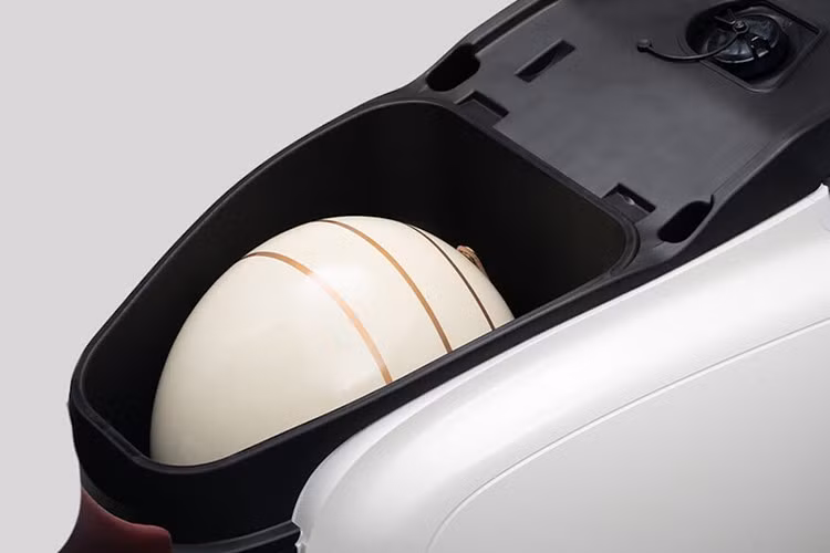 Giống như các mẫu tay ga khác hiện tại, NW F125 sở hữu hộc trước đầu gối tích hợp cổng sạc điện thoại USB và có cốp dưới yên, nhưng cốp này chỉ chứa được 1 mũ bảo hiểm nửa đầu. Tuy nhiên, chiếc xe lại được tích hợp một loạt các tiện nghi hiện đại không chỉ vượt phân khúc, mà còn hiếm gặp trên bất kỳ một mẫu xe 2 bánh nào.