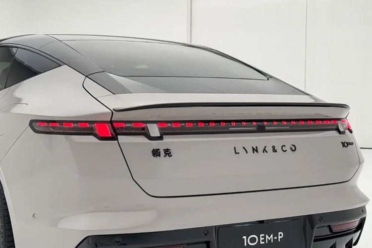 Dù ở phiên bản nào, Lynk &amp; Co 10 EM-P cũng có cảm biến LiDAR gắn trên nóc để hỗ trợ hệ thống trợ lái lý thông minh G-Pilot H7 do Zeekr phát triển và sử dụng chip Nvidia Drive Thor. Hệ thống này có khả năng hỗ trợ đỗ xe tự động, dẫn đường trên cao tốc và trong đô thị, cũng như điều hướng tận nơi mà không cần bản đồ độ phân giải cao.