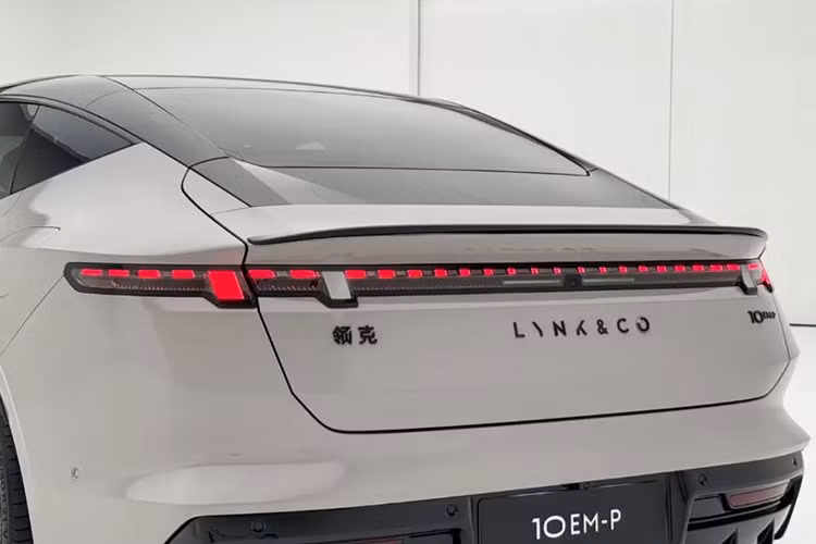 Dù ở phiên bản nào, Lynk &amp; Co 10 EM-P cũng có cảm biến LiDAR gắn trên nóc để hỗ trợ hệ thống trợ lái lý thông minh G-Pilot H7 do Zeekr phát triển và sử dụng chip Nvidia Drive Thor. Hệ thống này có khả năng hỗ trợ đỗ xe tự động, dẫn đường trên cao tốc và trong đô thị, cũng như điều hướng tận nơi mà không cần bản đồ độ phân giải cao.