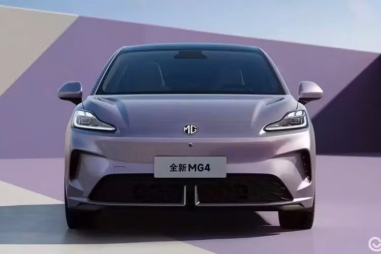 Xe đã loại bỏ các đường gân sắc nét trước đây, thay vào đó là phong cách tổng thể mềm mại hơn.Phần đầu xe với lưới tản nhiệt đóng kín được thiết kế chúi về phía trước. Hai bên là cụm đèn hình chữ "L" trong khi logo "MG" phát sáng ở giữa tăng cảm giác công nghệ cao.