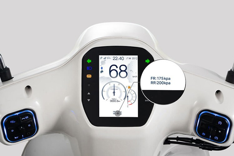 Bảng đồng hồ của xe đặt dọc màn hình màu TFT độ phân giải cao, hệ thống smartkey có thể mở khoá bằng tag NFC hoặc bluetooth qua điện thoại. Xe cũng tích hợp kết nối và điều khiển các loại action cam của DJI thông qua nút bấm trên cùm công tắc.