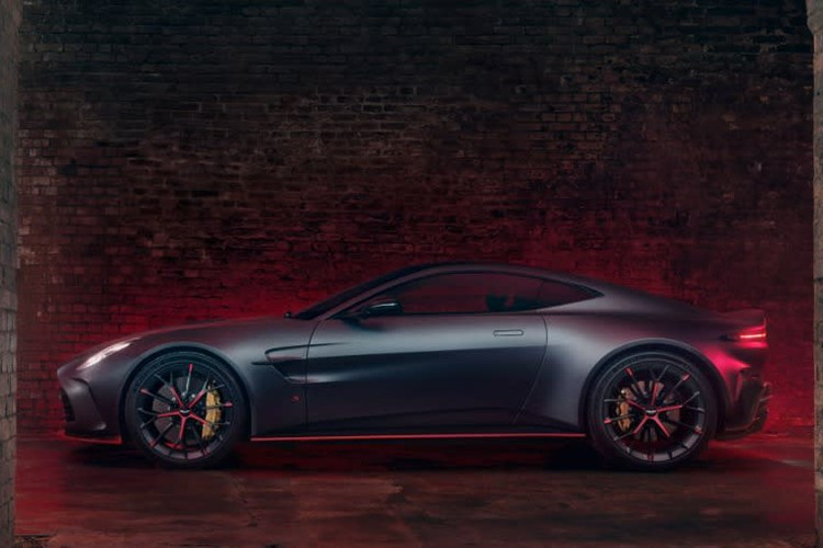 Vantage S 2026 mang trong mình khối động cơ V8 4.0L tăng áp kép, công suất đạt 671 mã lực, tăng hơn 15 mã lực so với bản Vantage tiêu chuẩn. Nhờ đó, chiếc xe có thể tăng tốc từ 0 đến 100 km/h chỉ trong 3,3 giây.