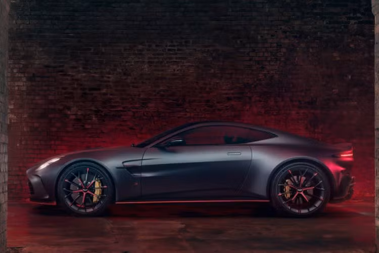 Vantage S 2026 mang trong mình khối động cơ V8 4.0L tăng áp kép, công suất đạt 671 mã lực, tăng hơn 15 mã lực so với bản Vantage tiêu chuẩn. Nhờ đó, chiếc xe có thể tăng tốc từ 0 đến 100 km/h chỉ trong 3,3 giây.