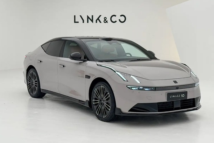 Vào ngày 4/7/2025 vừa qua, mẫu sedan dẫn động bốn bánh Lynk &amp; Co 10 EM-P đã chính thức ra mắt toàn cầu tại thị trường Trung Quốc. Lynk &amp; Co 10 EM-P chính là phiên bản hybrid cắm sạc (PHEV) của mẫu sedan thuần điện Z10.