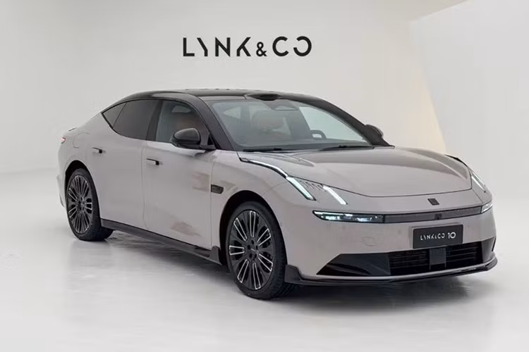 Vào ngày 4/7/2025 vừa qua, mẫu sedan dẫn động bốn bánh Lynk &amp; Co 10 EM-P đã chính thức ra mắt toàn cầu tại thị trường Trung Quốc. Lynk &amp; Co 10 EM-P chính là phiên bản hybrid cắm sạc (PHEV) của mẫu sedan thuần điện Z10.