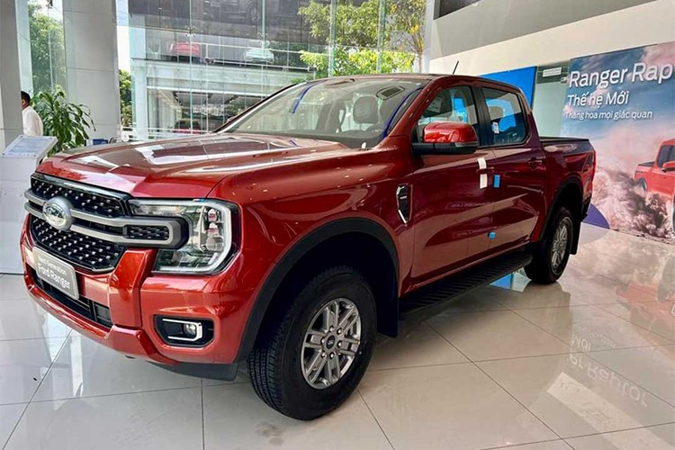 Dù đang nắm phần lớn thị phần xe bán tải, Ford Ranger vẫn duy trì chương trình ưu đãi trong tháng 7. Biến thể XLS được tặng 2 năm bảo hiểm vật chất, trong khi hai bản cao hơn là Sport và Wildtrak được giảm 100% lệ phí trước bạ, tương đương 52 - 59 triệu đồng.