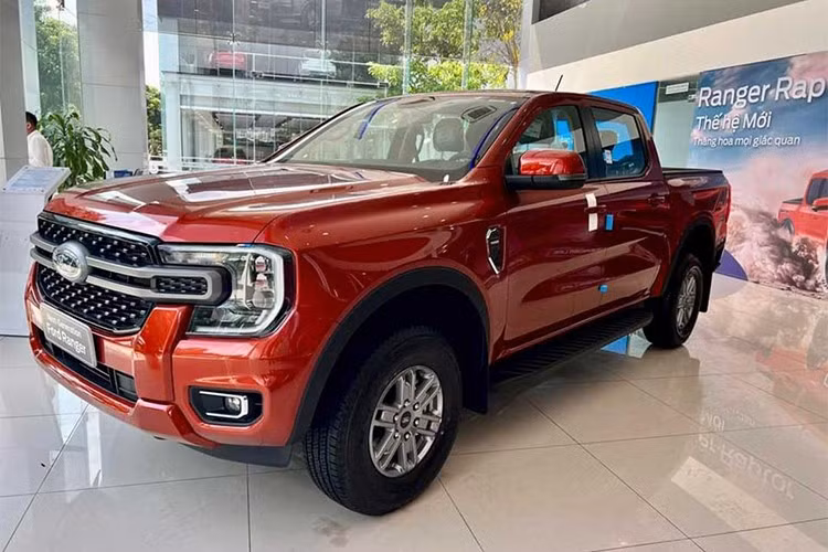 Dù đang nắm phần lớn thị phần xe bán tải, Ford Ranger vẫn duy trì chương trình ưu đãi trong tháng 7. Biến thể XLS được tặng 2 năm bảo hiểm vật chất, trong khi hai bản cao hơn là Sport và Wildtrak được giảm 100% lệ phí trước bạ, tương đương 52 - 59 triệu đồng.