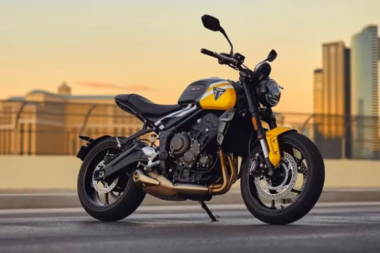 Triumph Trident 660 là mẫu naked-bike tầm trung vốn rất hút khách với động cơ mạnh mẽ và trang bị cao cấp hàng đầu. Với phiên bản 2025 vừa trình làng, xe được nâng cấp điện tử với các tính năng từng là tùy chọn trả phí.