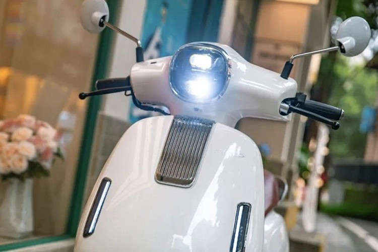 Phần đầu xe nổi bật với cụm đèn pha LED đa giác cá tính, trong khi cụm đèn hậu được thiết kế 3D, tăng cường khả năng nhận diện và chiếu sáng vào ban đêm. Gương của xe thiết kế đơn giản, mang đậm chất cổ điển.