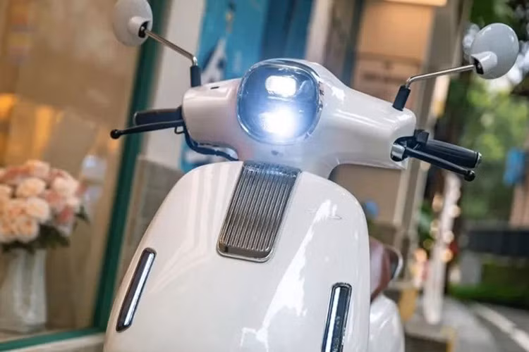 Phần đầu xe nổi bật với cụm đèn pha LED đa giác cá tính, trong khi cụm đèn hậu được thiết kế 3D, tăng cường khả năng nhận diện và chiếu sáng vào ban đêm. Gương của xe thiết kế đơn giản, mang đậm chất cổ điển.