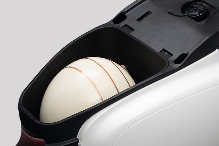 Giống như các mẫu tay ga khác hiện tại, NW F125 sở hữu hộc trước đầu gối tích hợp cổng sạc điện thoại USB và có cốp dưới yên, nhưng cốp này chỉ chứa được 1 mũ bảo hiểm nửa đầu. Tuy nhiên, chiếc xe lại được tích hợp một loạt các tiện nghi hiện đại không chỉ vượt phân khúc, mà còn hiếm gặp trên bất kỳ một mẫu xe 2 bánh nào.