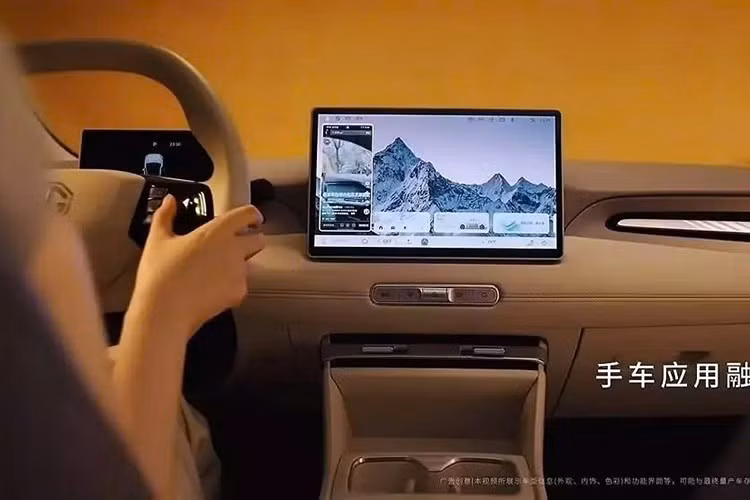 Kích thước dài x rộng x cao của MG4 2026 lần lượt là 4.395 x 1.842 x 1.551 mm và chiều dài cơ sở đạt 2.750 mm, tất cả đều lớn hơn thế hệ cũ đồng thời vượt trội so với các đối thủ như BYD Dolphin hay Volkswagen ID.3.