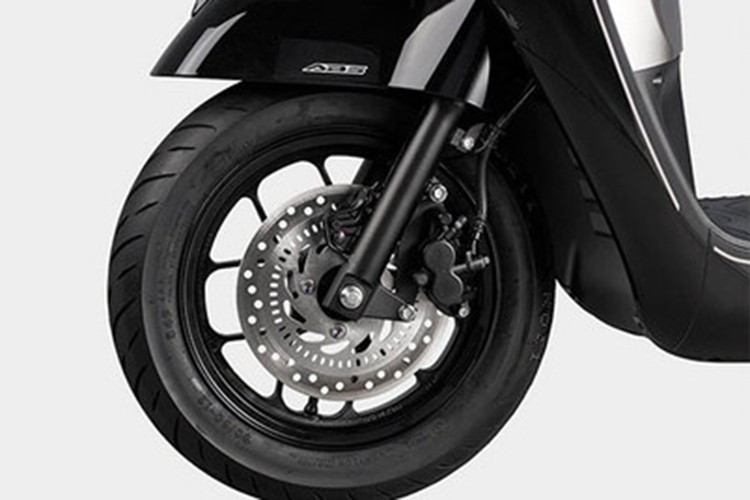 Bánh trước của xe cỡ 12 inch 5 cánh kép trông khá giống như thừa hưởng từ Honda MSX 125 thế hệ cũ nhưng chỉ dùng lốp 90/90/12, trong khi bánh sau lốp 100-90-10. Xe cũng có lựa chọn phanh CBS hoặc ABS bánh trước.