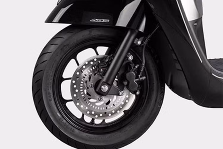 Bánh trước của xe cỡ 12 inch 5 cánh kép trông khá giống như thừa hưởng từ Honda MSX 125 thế hệ cũ nhưng chỉ dùng lốp 90/90/12, trong khi bánh sau lốp 100-90-10. Xe cũng có lựa chọn phanh CBS hoặc ABS bánh trước.