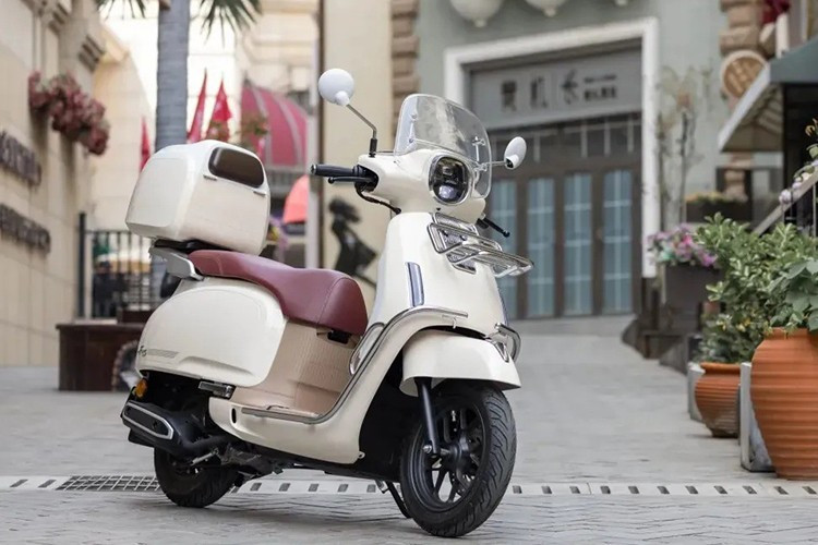 Wuyang Honda Trung Quốc vừa giới thiệu phiên bản nâng cấp của mẫu xe tay ga NWF125 2025. Theo thông tin từ hãng, Honda NWF125 2025 không chỉ được cải tiến về hệ thống thông minh mà còn tối ưu hóa các chi tiết cấu hình và kết cấu, nâng cao tính thực dụng của toàn bộ chiếc xe.