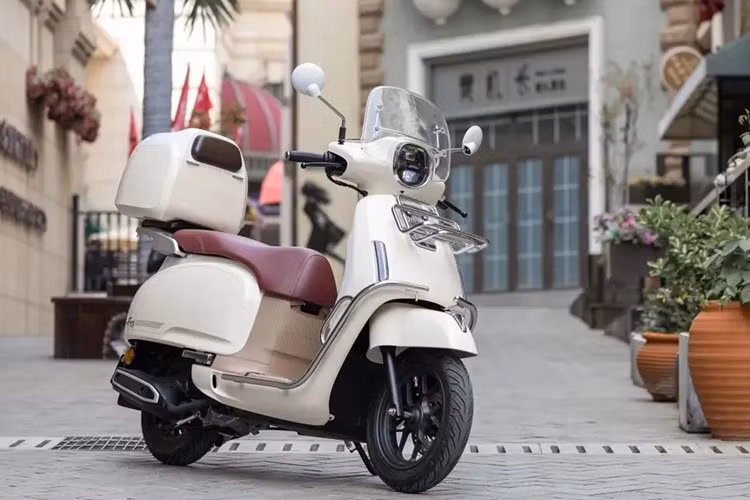 Wuyang Honda Trung Quốc vừa giới thiệu phiên bản nâng cấp của mẫu xe tay ga NWF125 2025. Theo thông tin từ hãng, Honda NWF125 2025 không chỉ được cải tiến về hệ thống thông minh mà còn tối ưu hóa các chi tiết cấu hình và kết cấu, nâng cao tính thực dụng của toàn bộ chiếc xe.