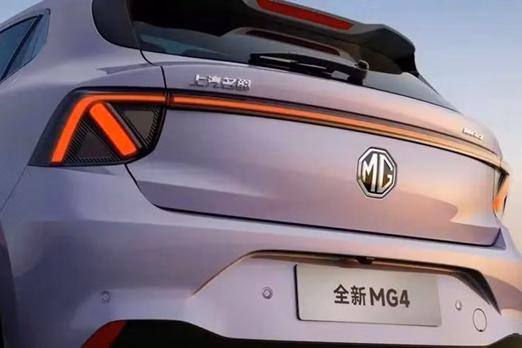 Ngoài ra, xe còn có những trang bị đi kèm như vô lăng đa chức năng hai chấu, cần số điện tử, sạc điện thoại không dây, nút bấm cơ mạ crôm và ghế chỉnh điện có thông gió/sưởi.