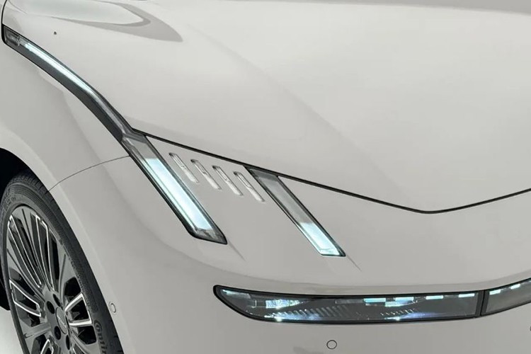 10 EM-P tiếp tục được áp dụng ngôn ngữ thiết kế Next Day của Lynk &amp; Co. Xe sở hữu dải đèn LED định vị ban ngày đặc trưng, nằm phía trên đèn pha, cản trước tích hợp hốc hút gió rộng, tay nắm cửa dạng ẩn, gương chiếu hậu không viền và dải đèn hậu nối liền hai bên. Xe được trang bị mâm 19 inch hoặc 21 inch, tùy phiên bản.