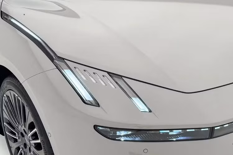 10 EM-P tiếp tục được áp dụng ngôn ngữ thiết kế Next Day của Lynk &amp; Co. Xe sở hữu dải đèn LED định vị ban ngày đặc trưng, nằm phía trên đèn pha, cản trước tích hợp hốc hút gió rộng, tay nắm cửa dạng ẩn, gương chiếu hậu không viền và dải đèn hậu nối liền hai bên. Xe được trang bị mâm 19 inch hoặc 21 inch, tùy phiên bản.