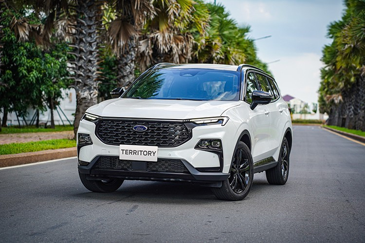 Trong khi đó, Ford Territory được giảm toàn bộ lệ phí trước bạ (tương đương 76 - 89 triệu đồng) nhằm “xả kho” trước khi đón phiên bản nâng cấp. Nhờ đó, giá bán thực tế dao động từ 683 - 800 triệu đồng, rất hấp dẫn so với các đối thủ cùng phân khúc.