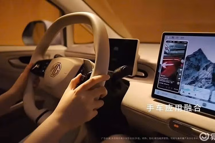 Xe hợp tác cùng hệ sinh thái OPPO Smart Mobility, hỗ trợ các tính năng như điều khiển xe bằng giọng nói qua điện thoại, kết nối xe-điện thoại không cần cảm biến, đồng bộ ứng dụng điện thoại, điều hướng bằng cách lắc điện thoại, tích hợp trí thông minh nhân tạo AI,...