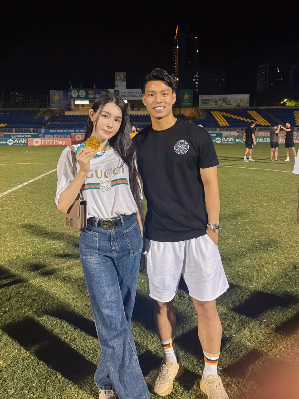 Trần Bích Hạnh chụp ảnh kỷ niệm cùng bạn trai là Vũ Văn Thanh khi CLB CAHN giành Cúp Quốc gia