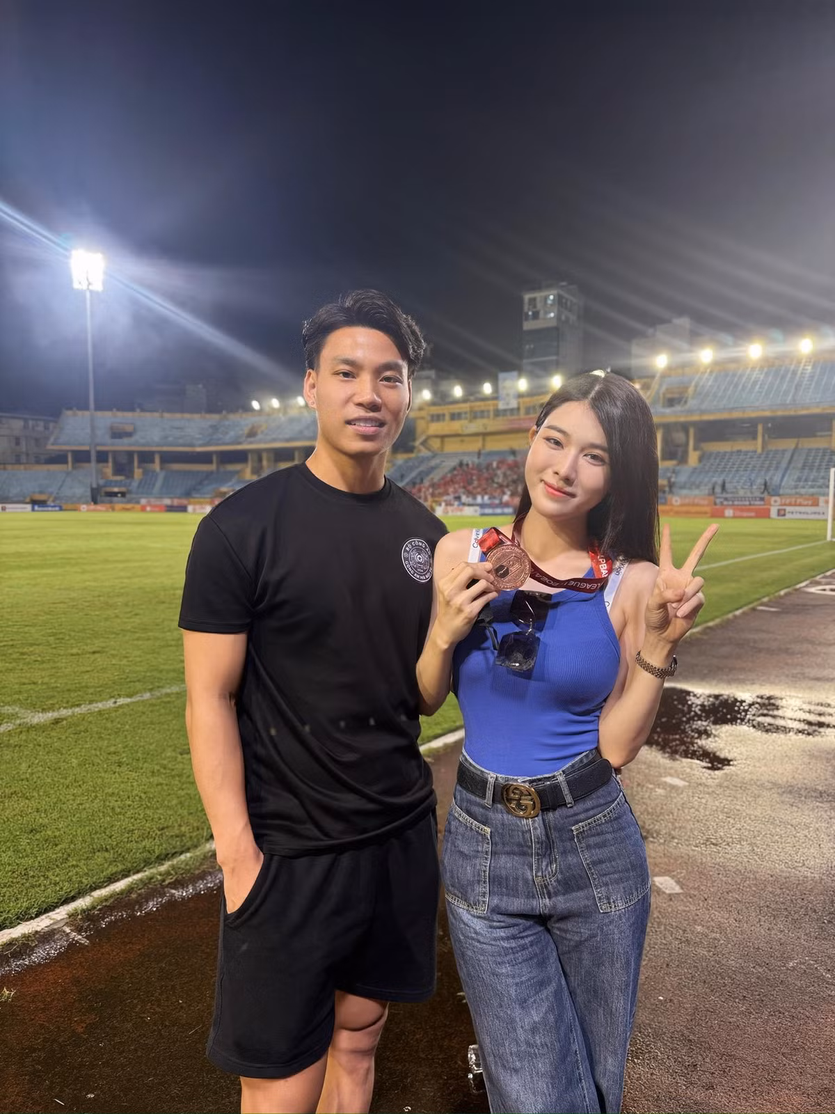 Trước đó, Văn Thanh chụp ảnh cùng bạn gái khi CLB CAHN giành hạng 3 V.League.