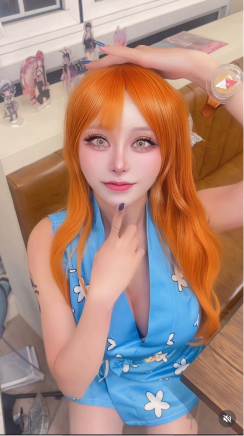 Ga Rin đã gây ấn tượng mạnh với các màn hóa thân thành nhân vật Nami trong bộ truyện tranh One Piece - một hình tượng mà cô đặc biệt thành công. Với mái tóc vàng/cam rực rỡ, trang phục sát với nguyên tác và thần thái tự tin, cô đã thổi hồn vào nhân vật, khiến các bức ảnh cosplay này đạt được lượng tương tác khổng lồ.