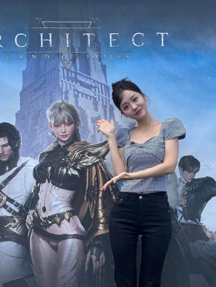 Dù không đi theo phong cách khoe thân táo bạo như nhiều mỹ nhân khác, Yejin vẫn toát lên một sức quyến rũ ngầm đến từ phong thái tự tin và chuyên nghiệp của một người làm truyền hình lâu năm.