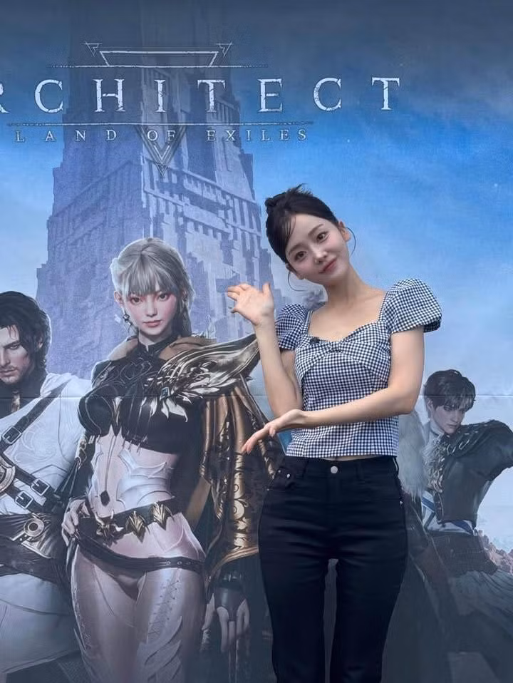 Dù không đi theo phong cách khoe thân táo bạo như nhiều mỹ nhân khác, Yejin vẫn toát lên một sức quyến rũ ngầm đến từ phong thái tự tin và chuyên nghiệp của một người làm truyền hình lâu năm.