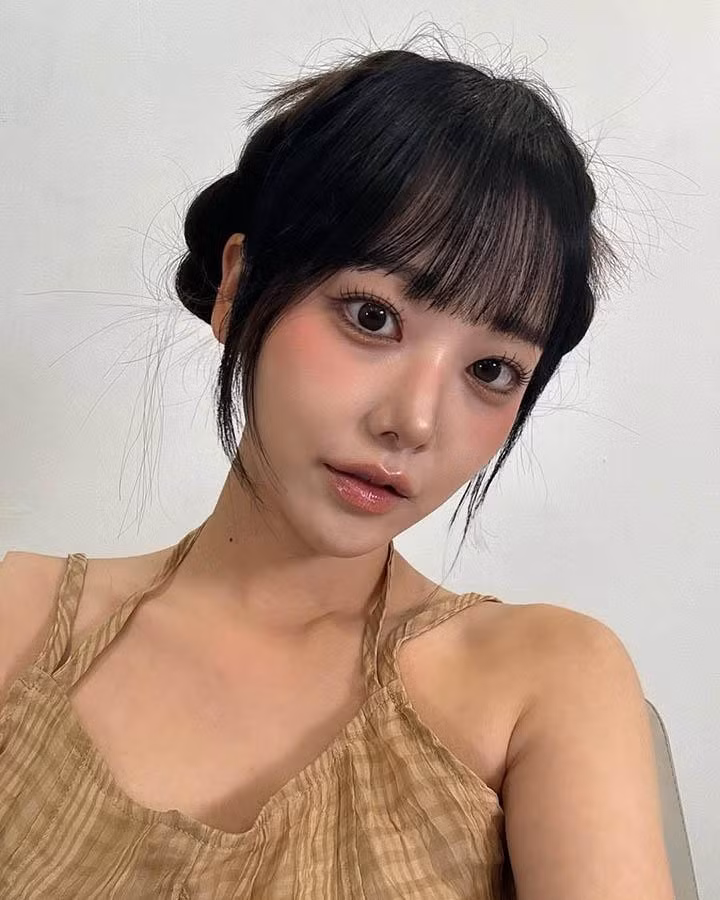 Làn da trắng sứ không tì vết cùng nụ cười rạng rỡ thường trực giúp cô tỏa sáng trong mọi khung hình, dù là dưới ánh đèn rực rỡ của trường quay LCK hay trong những khoảnh khắc đời thường mộc mạc trên đảo hoang của "Địa Ngục Độc Thân".