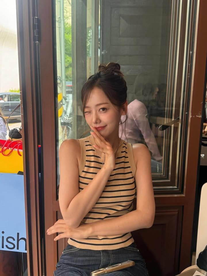 Ở tuổi 30, Yejin mang một vẻ đẹp chín chắn, mặn mà nhưng vẫn giữ được nét trẻ trung, năng động.