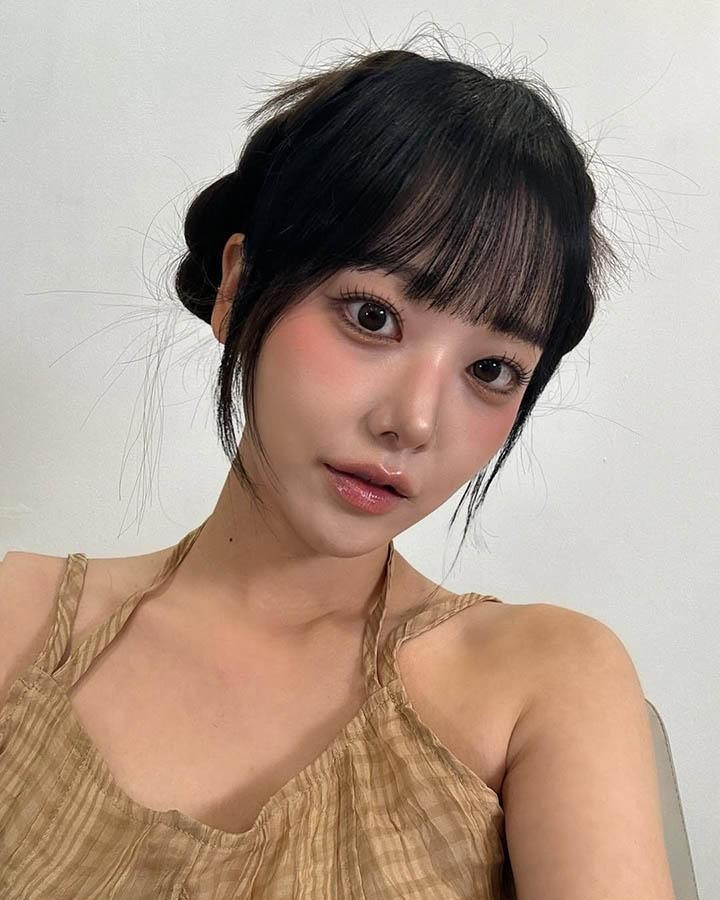 Làn da trắng sứ không tì vết cùng nụ cười rạng rỡ thường trực giúp cô tỏa sáng trong mọi khung hình, dù là dưới ánh đèn rực rỡ của trường quay LCK hay trong những khoảnh khắc đời thường mộc mạc trên đảo hoang của "Địa Ngục Độc Thân".