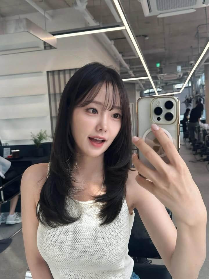 Không chỉ gây ấn tượng bằng gương mặt, Ham Yejin còn sở hữu một vóc dáng vô cùng cân đối và thanh mảnh. Với chiều cao lý tưởng và khung xương nhỏ nhắn, cô dễ dàng chinh phục mọi loại trang phục.