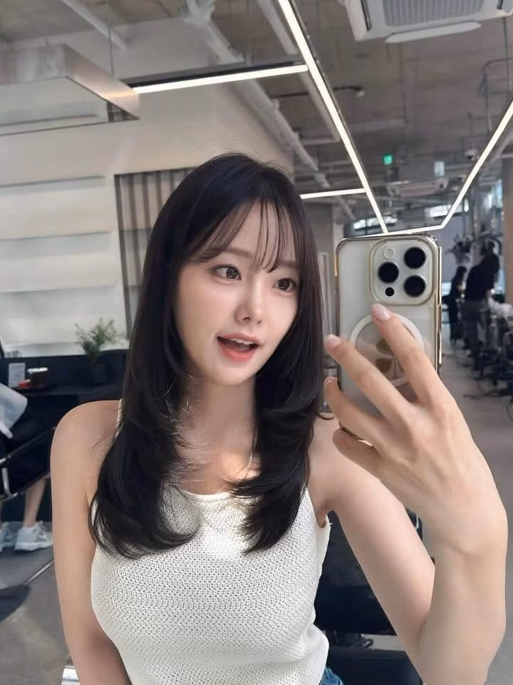 Không chỉ gây ấn tượng bằng gương mặt, Ham Yejin còn sở hữu một vóc dáng vô cùng cân đối và thanh mảnh. Với chiều cao lý tưởng và khung xương nhỏ nhắn, cô dễ dàng chinh phục mọi loại trang phục.