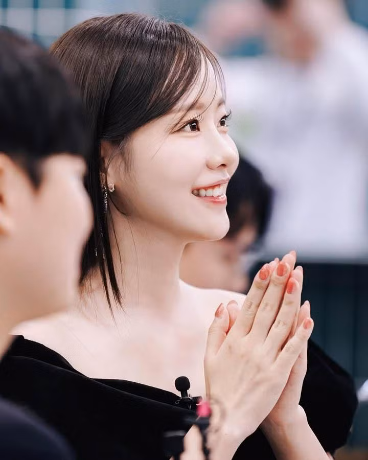 Vậy nhan sắc và phong cách của cô nàng này có gì đặc biệt khiến người đối diện phải "đổ gục" ngay từ cái nhìn đầu tiên?