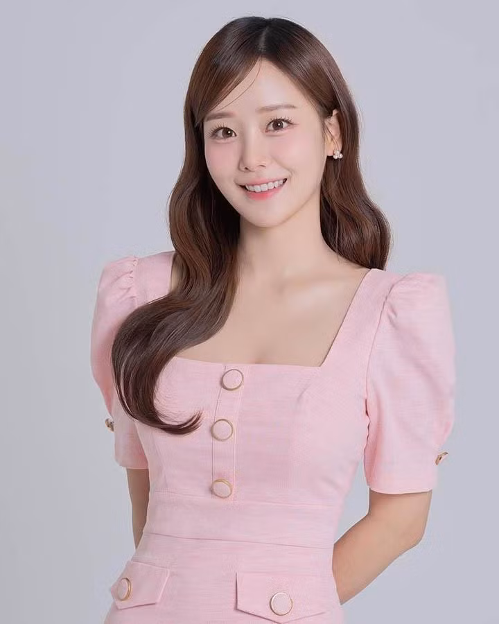 Nhân vật nữ chính đang gây sốt trong chương trình thực tế Địa Ngục Độc Thân của Netflix là Ham Yejin - một nữ phát thanh viên tự do và cũng là cái tên không hề xa lạ đối với những ai theo dõi giải đấu LMHT hàng đầu thế giới LCK.