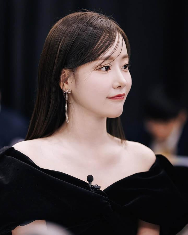 Ham Yejin sở hữu một gương mặt mang đậm nét thanh tú, hài hòa và rất đỗi ngọt ngào - vẻ đẹp đặc trưng của những nữ phát thanh viên hàng đầu tại xứ sở Kim Chi.