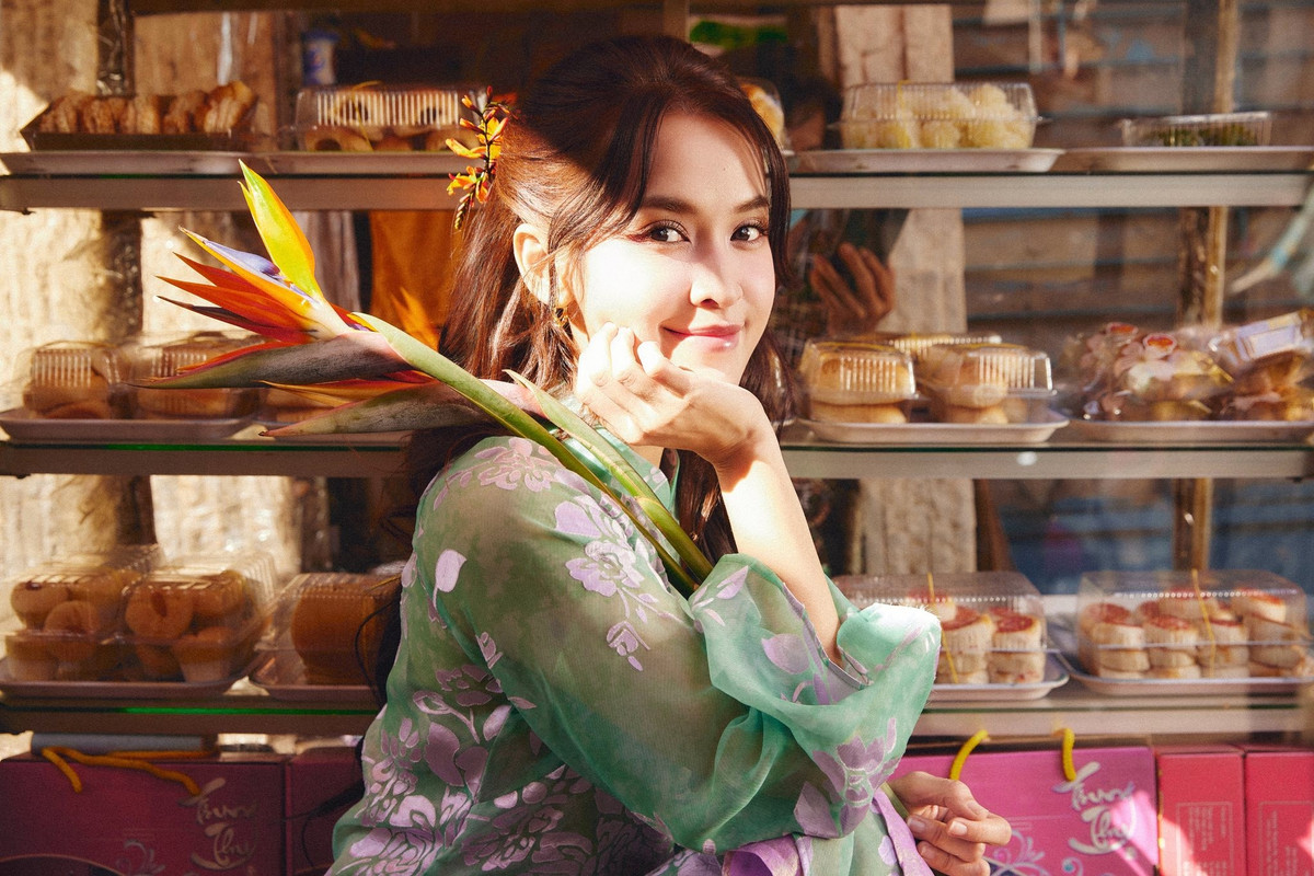 Không quá ồn ào trên mạng xã hội, Tú Vi xây dựng hình ảnh theo hướng tinh tế và chỉn chu. Mỗi lần xuất hiện, cô thường ưu tiên những thiết kế tôn lên vẻ mềm mại như áo dài, váy lụa, trang phục mang hơi thở truyền thống pha hiện đại. Chính sự nhất quán này giúp cô tạo được dấu ấn riêng giữa nhiều gương mặt theo đuổi phong cách gợi cảm, cá tính.