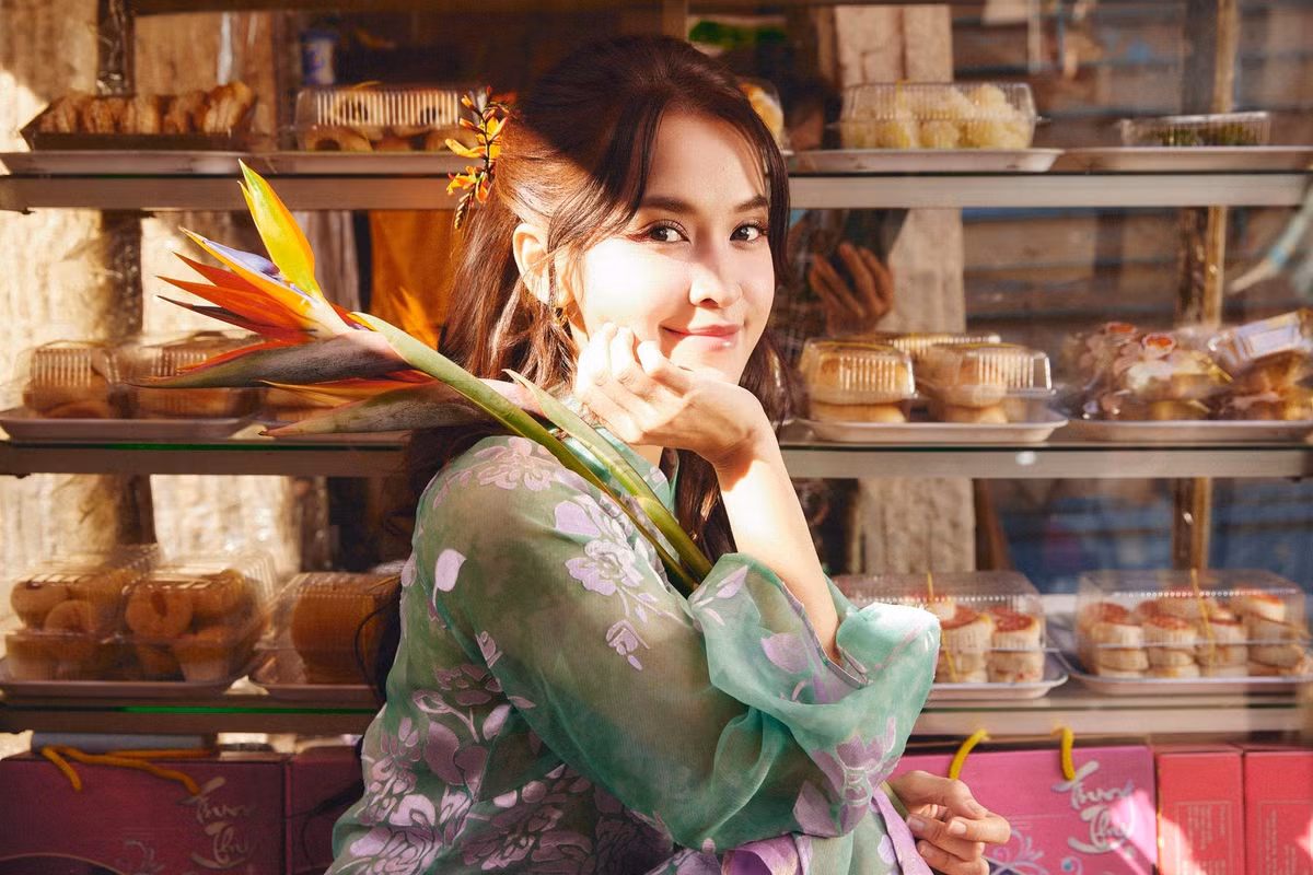 Không quá ồn ào trên mạng xã hội, Tú Vi xây dựng hình ảnh theo hướng tinh tế và chỉn chu. Mỗi lần xuất hiện, cô thường ưu tiên những thiết kế tôn lên vẻ mềm mại như áo dài, váy lụa, trang phục mang hơi thở truyền thống pha hiện đại. Chính sự nhất quán này giúp cô tạo được dấu ấn riêng giữa nhiều gương mặt theo đuổi phong cách gợi cảm, cá tính.