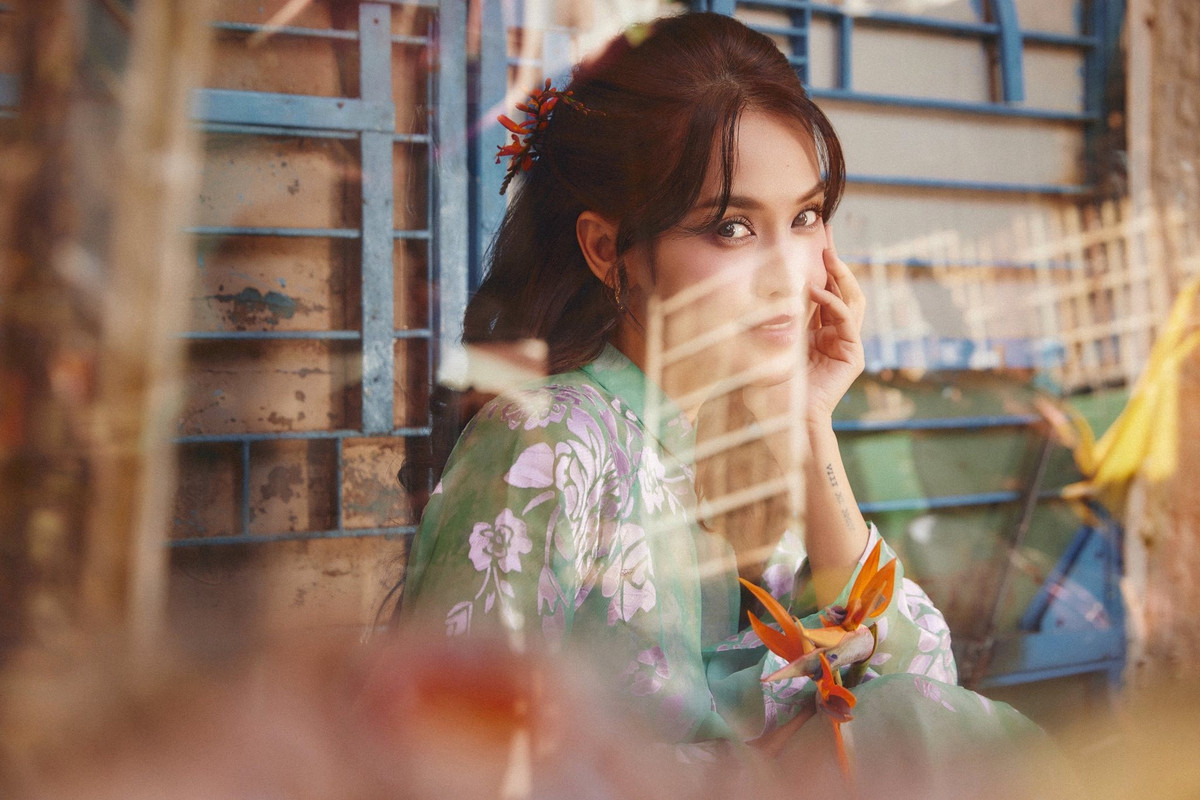 Với bộ ảnh áo dài mới, Lê Tú Vi một lần nữa khẳng định sức hút của vẻ đẹp Á Đông thuần khiết. Không cần tạo hình cầu kỳ hay phong cách táo bạo, chỉ với tà áo dài truyền thống và nụ cười nhẹ nhàng, người đẹp vẫn đủ sức “đốn tim” người xem bằng nhan sắc trong trẻo, gần như không tì vết của mình.