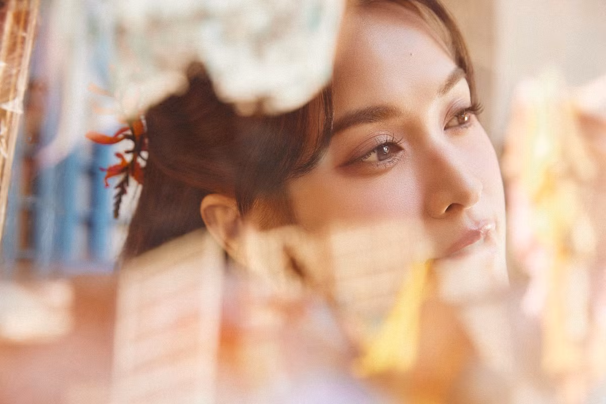 Về phong cách làm đẹp, Lê Tú Vi chuộng lớp trang điểm trong trẻo, tập trung vào làn da khỏe và đường nét tự nhiên. Kiểu make-up “no make-up” cùng mái tóc buộc gọn hoặc uốn nhẹ giúp tôn trọn gương mặt hài hòa. Đây cũng là lý do cô thường được khen có diện mạo “không tuổi”, dù ở những khung hình cận mặt vẫn giữ được vẻ tươi tắn, rạng rỡ.