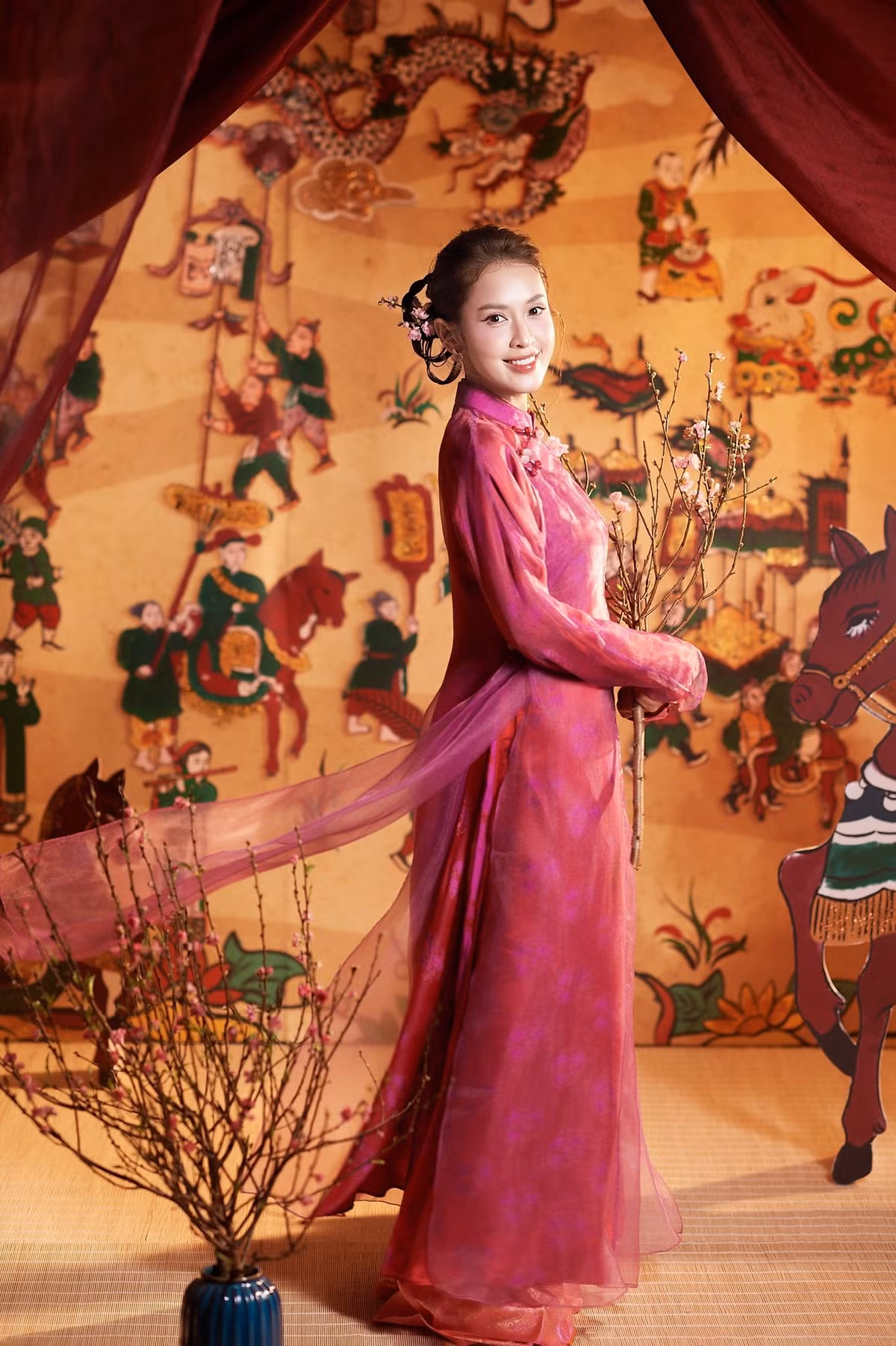 Giới mộ điệu nhận xét, nhan sắc của Lê Tú Vi ngày càng “thăng hạng” theo thời gian. Không chạy theo xu hướng trang điểm đậm hay tạo hình phá cách, cô trung thành với phong cách thanh lịch, dịu dàng – điều vốn rất hợp với áo dài truyền thống. Sự hòa quyện giữa trang phục, bối cảnh và thần thái đã giúp bộ ảnh lần này nhận được nhiều lời khen trên mạng xã hội.