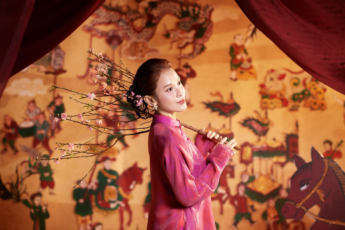 Điểm khiến khán giả chú ý nhiều nhất chính là gương mặt của Tú Vi. Ở những khung hình cận, làn da căng mịn, đều màu cùng đường nét thanh thoát được tôn lên nhờ lối trang điểm trong veo. Lớp nền mỏng nhẹ, má hồng phớt và đôi môi tông đào tự nhiên giúp cô giữ được vẻ đẹp trong trẻo mà vẫn rạng rỡ trước ống kính.