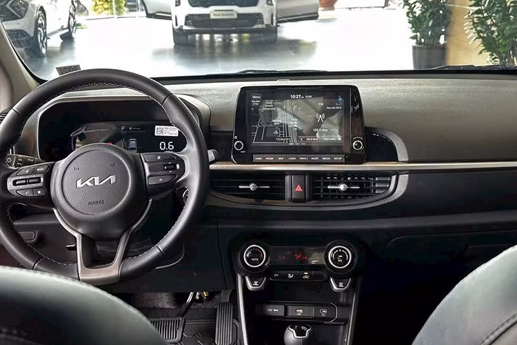 Không chỉ ngoại thất mà nội thất của Kia Morning 2025 cũng được thổi làn gió mới. Tại đây, xe sở hữu màn hình thông tin giải trí dạng cảm ứng 8 inch, hỗ trợ kết nối Apple CarPlay/Android Auto không dây, hệ thống âm thanh 6 loa và điều hòa tự động duy nhất phân khúc.